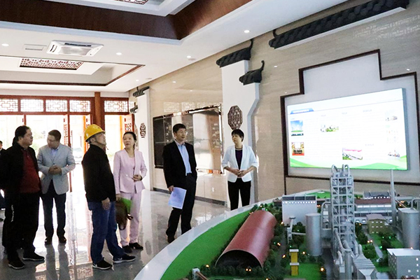 調研組參觀主廠房一樓展示廳、智能中央控制室01.jpg